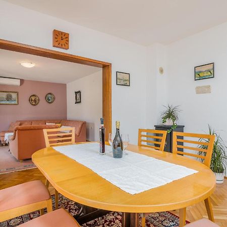 Stunning Apartment In Malinska With Kitchen 外观 照片