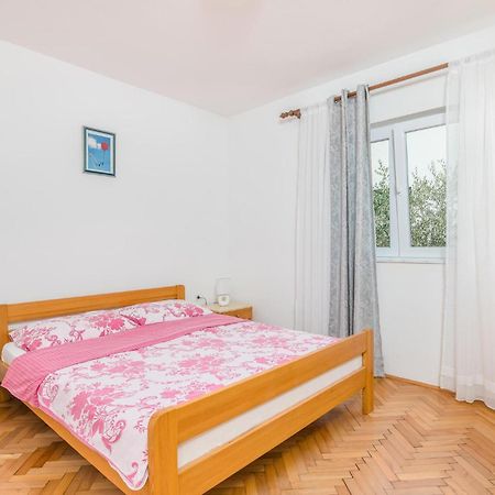 Stunning Apartment In Malinska With Kitchen 外观 照片