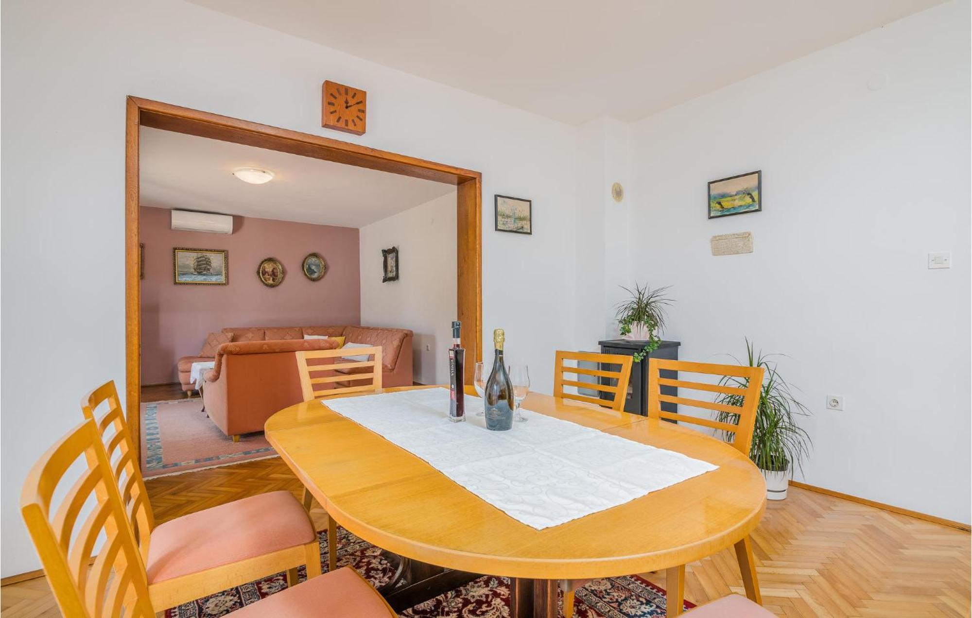 Stunning Apartment In Malinska With Kitchen 外观 照片